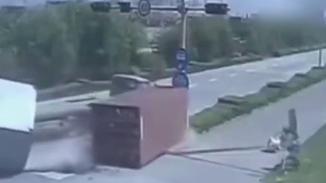 两女子看到货车倒向自己，转身就跑车没砸到，结果却还是丢了命！