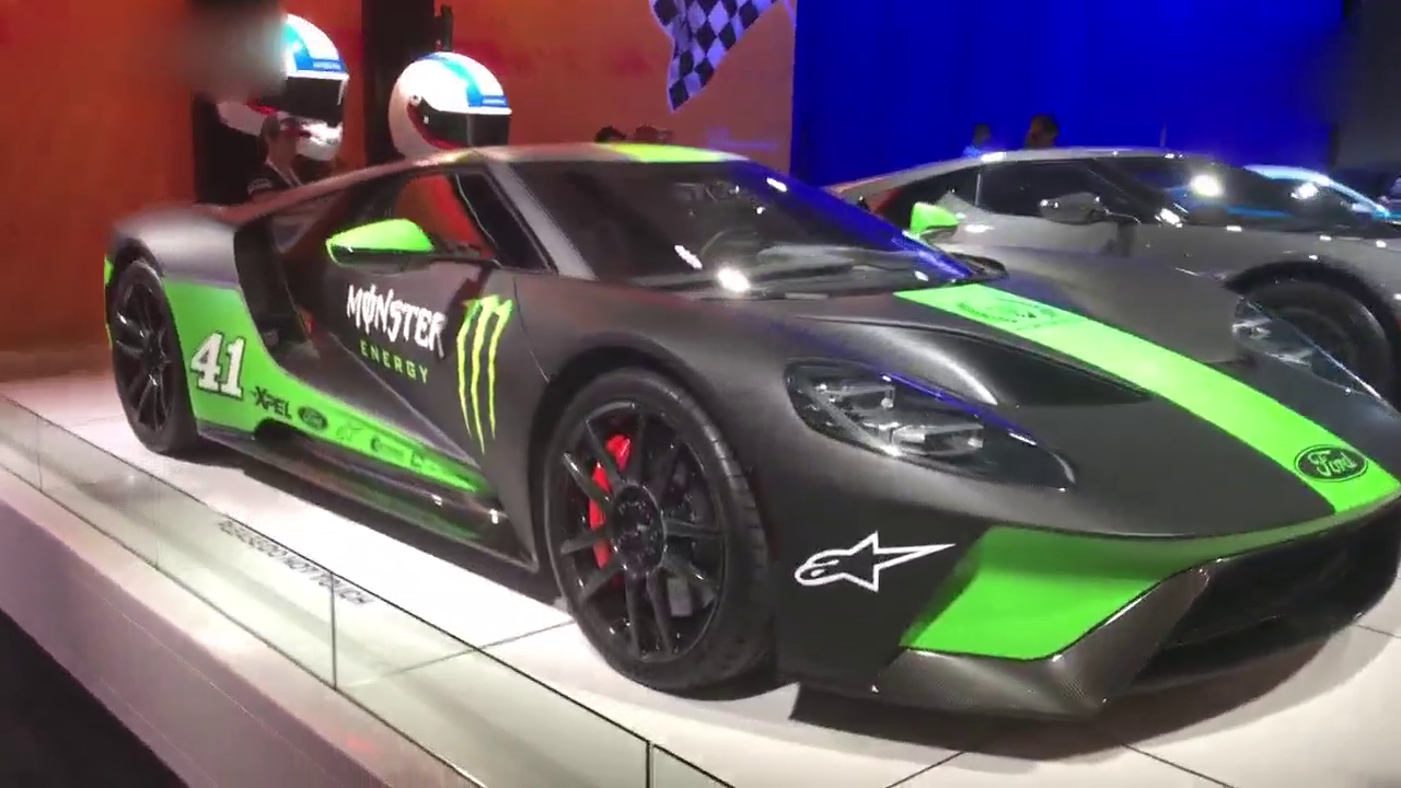 两辆不一样风格的福特GT跑车