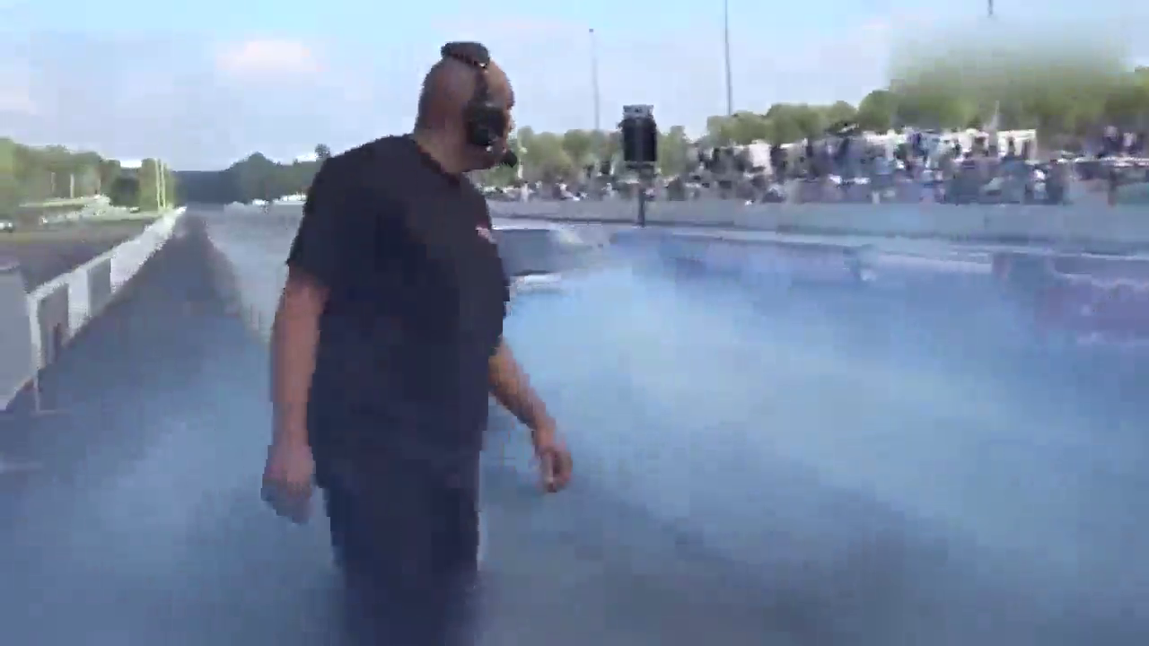 这样秀跑车的情形还真是独特