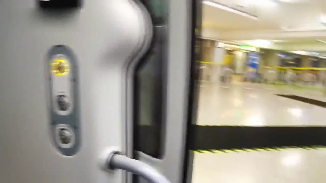 伦敦机场的无人驾驶出租车，在国内还没