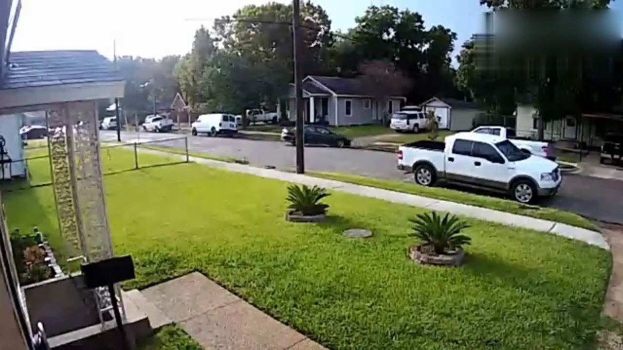 监拍：这男子真是好身手，一个健步跃上皮卡车箱才逃过一劫！