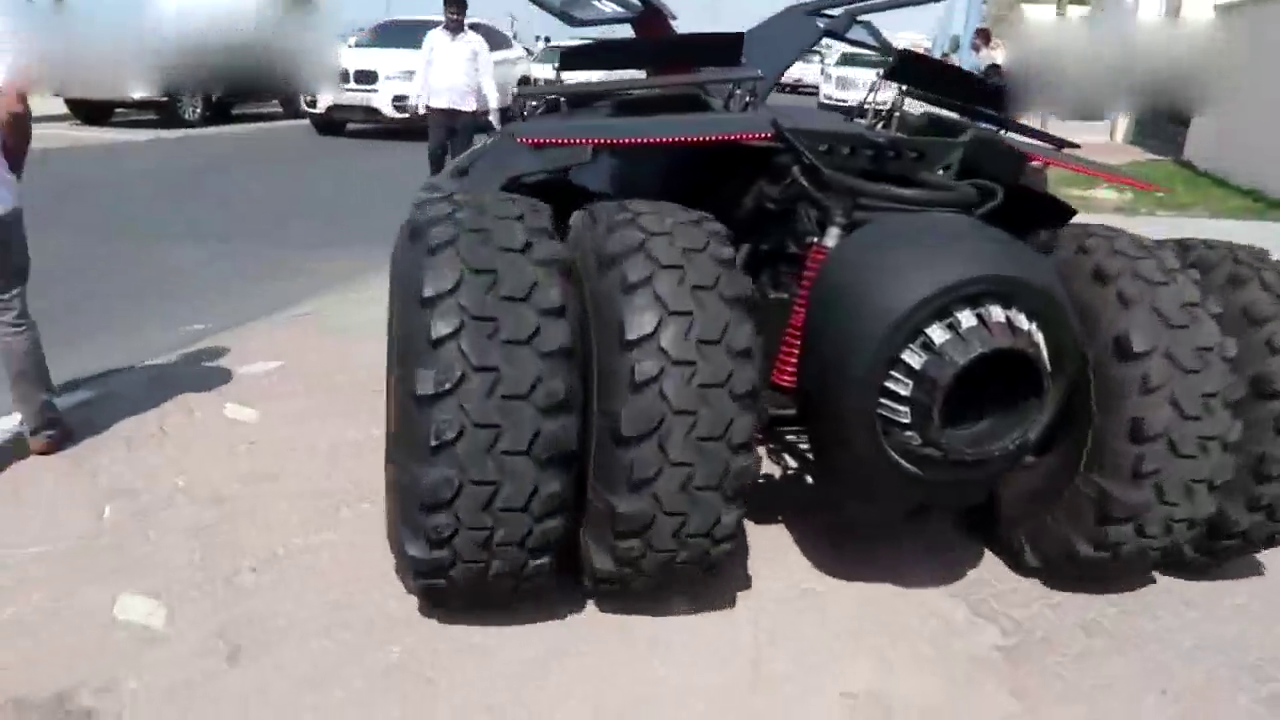 价值1000万的跑车掏出钥匙的那一刻，兰博基尼都不敢踩油门了