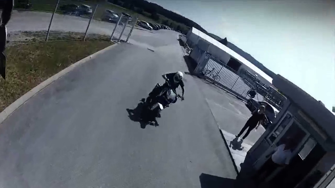 从改装车到摩托特技竟然这么简单？话说最后的一跳真帅！