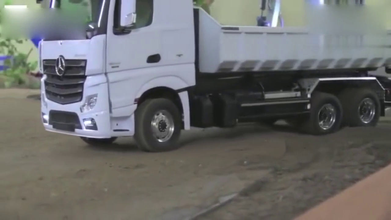 令人敬畏的钢筋混凝土卡车奔驰6x6翻车机卷上卷下