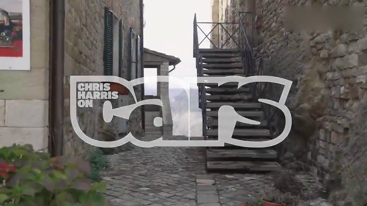 男人的梦想 帅哥开着酷炫蓝色跑车在城市中欣赏美景