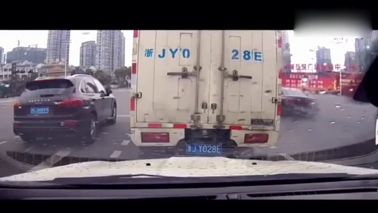 电动车犹豫了一下，还是选择了闯红灯横穿马路
