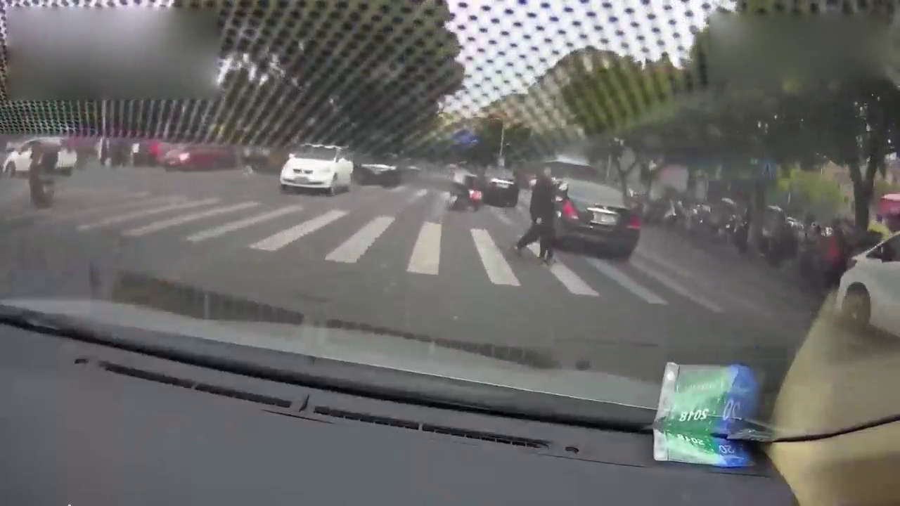 电动车横行急停 导致小轿车不慎剐蹭