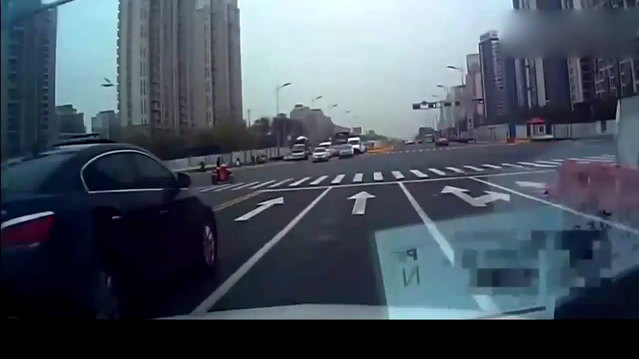 电动车闯红灯，本以为别克注定背黑锅，谁知道他把锅甩给了奥迪