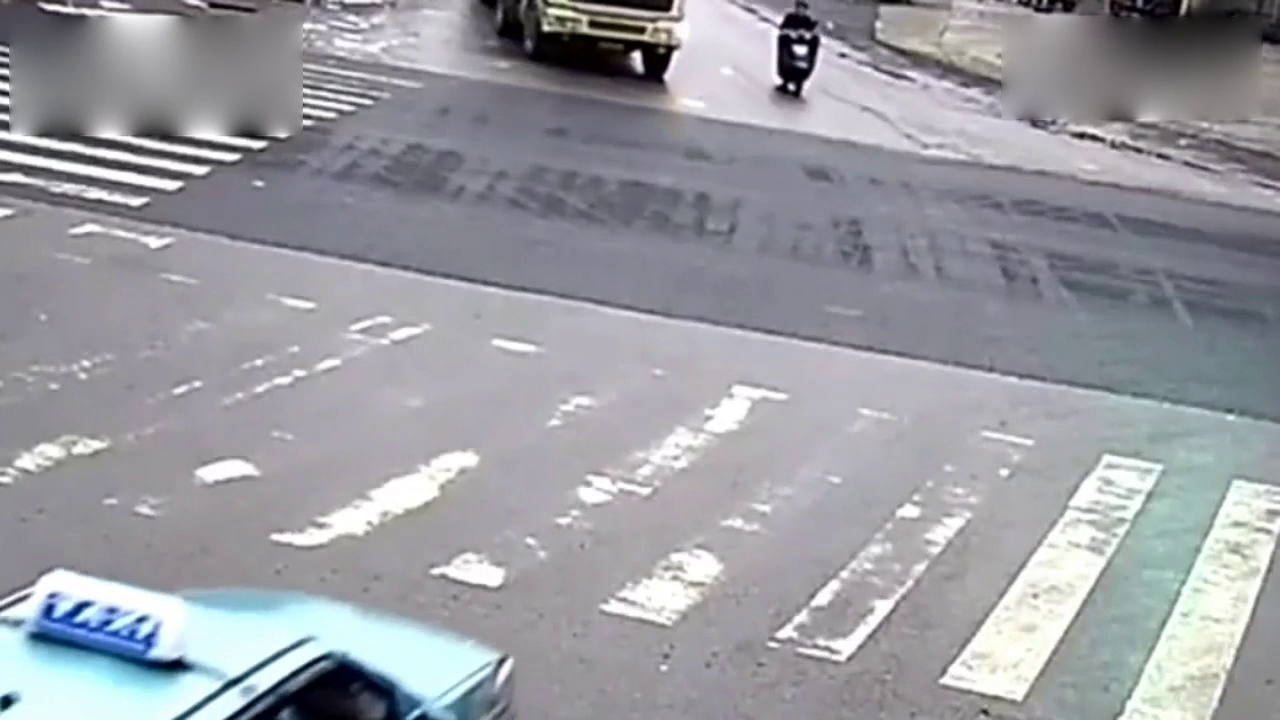 电动车逆行与货车擦肩而过，却和摩托车正面接触，这下尴尬了吧！