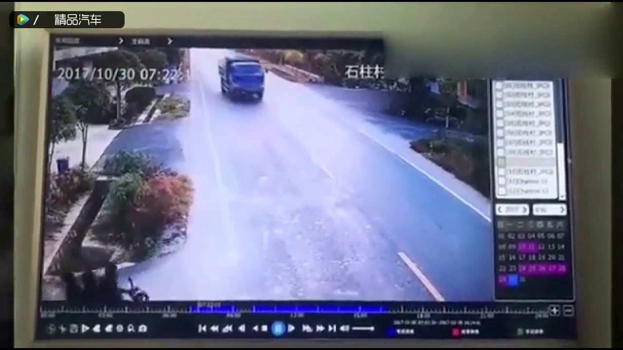 电动车超载也就算了，居然横穿还不看路，司机可是害了一家老小啊