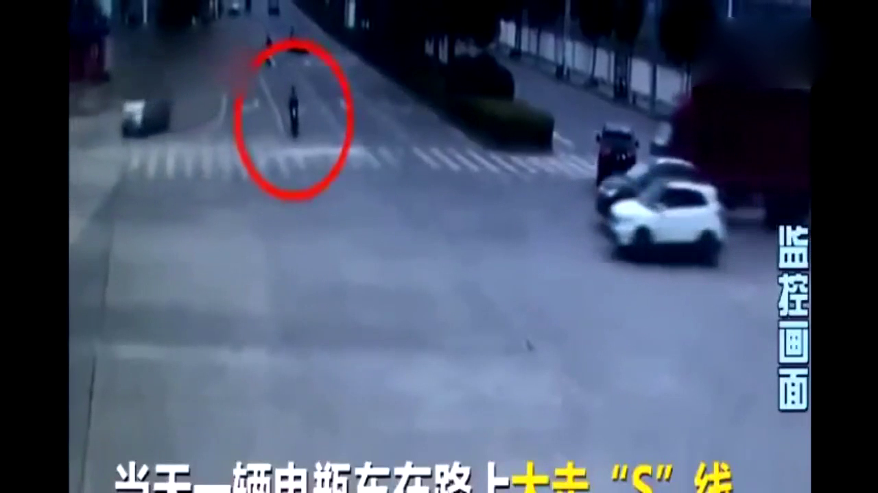 电动车连续逼停大货车和越野车，没想到面包车不惯他！