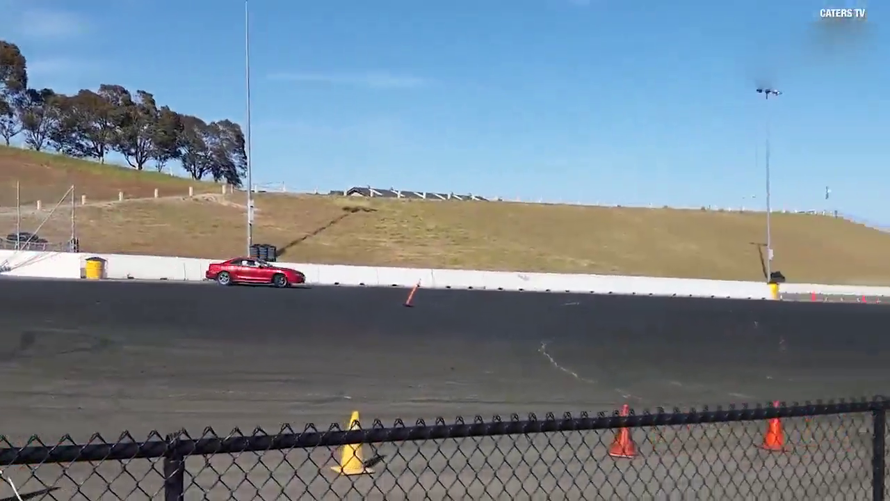 跑车玩漂移，正准备伸手给它大拇指时，脸丢大了！