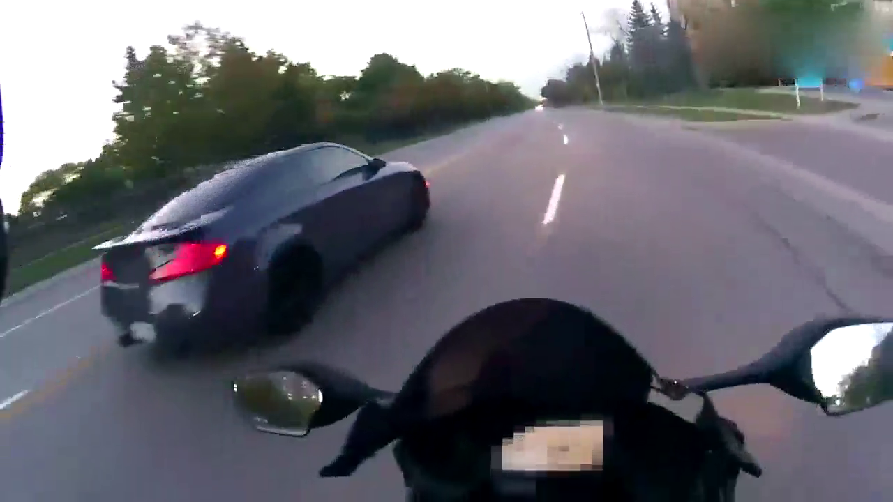 跑车挑衅摩托车，眨眼间被秒杀了