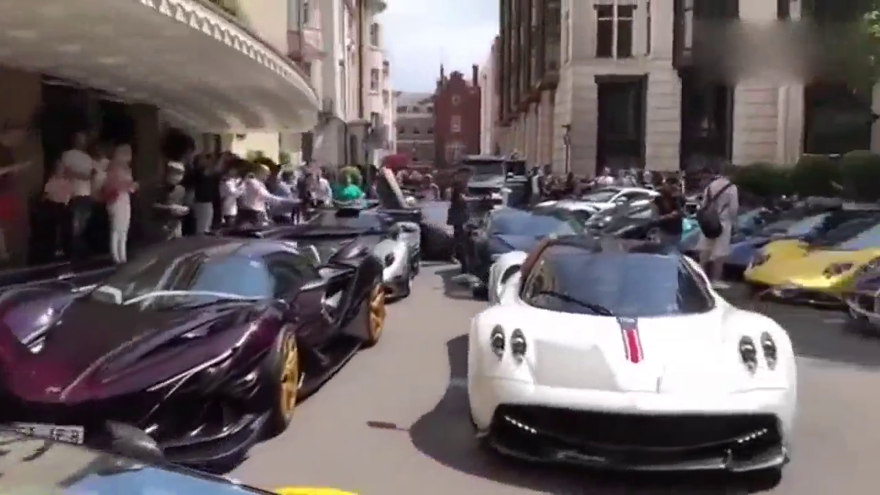 跑车俱乐部集体城市飙车, 这速度快到可怕, 也不怕撞到人