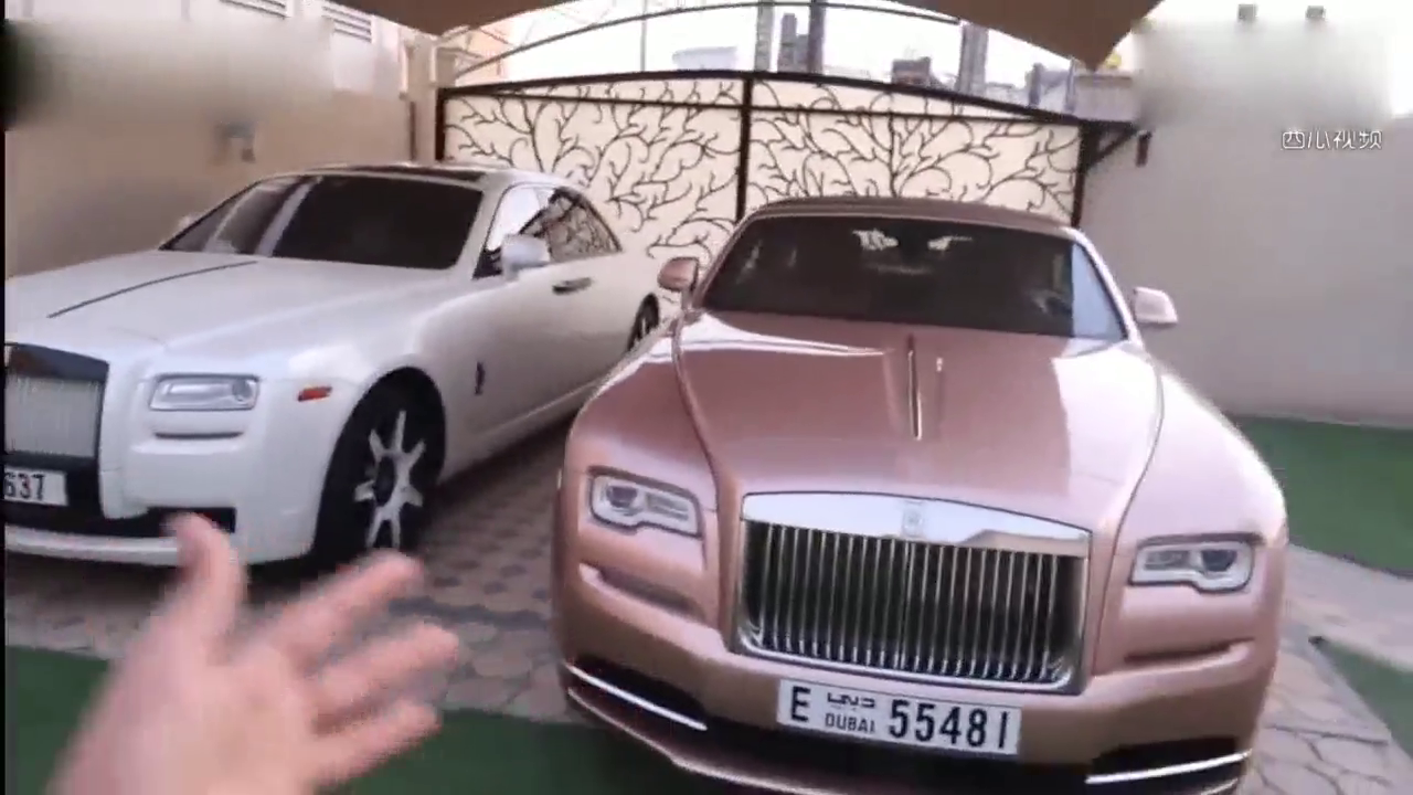 土豪新提一辆劳斯莱斯跑车，变形的那一刻才觉得600万没白花