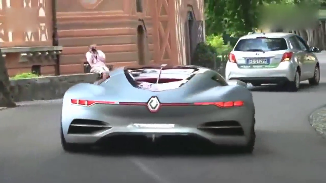 土豪的超级跑车看着真秀，实属欣赏不了这种美！