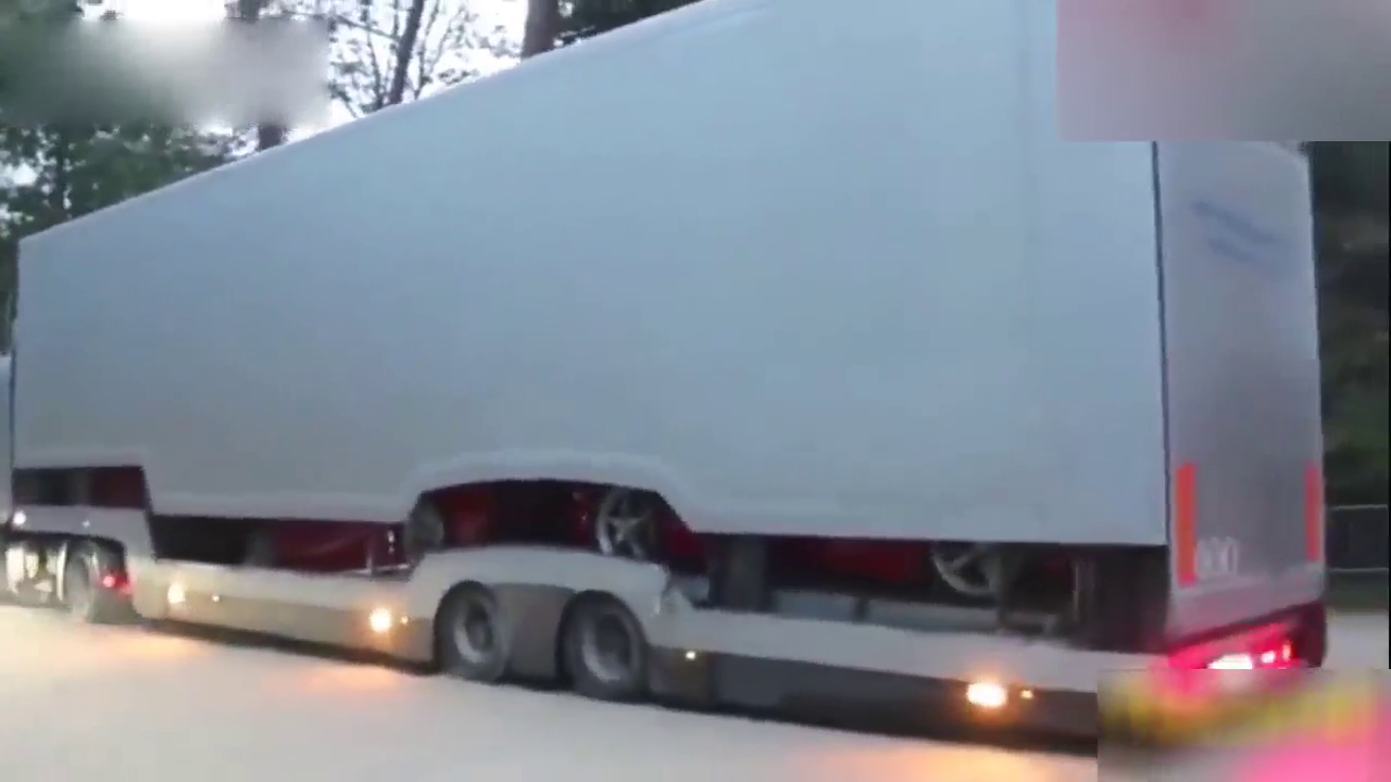 土豪花了1亿订购的跑车到货了，打开运输车车厢才知道有多惊艳