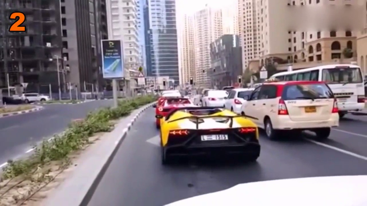 跑车较劲较到着火，小伙以后做人还是低调点