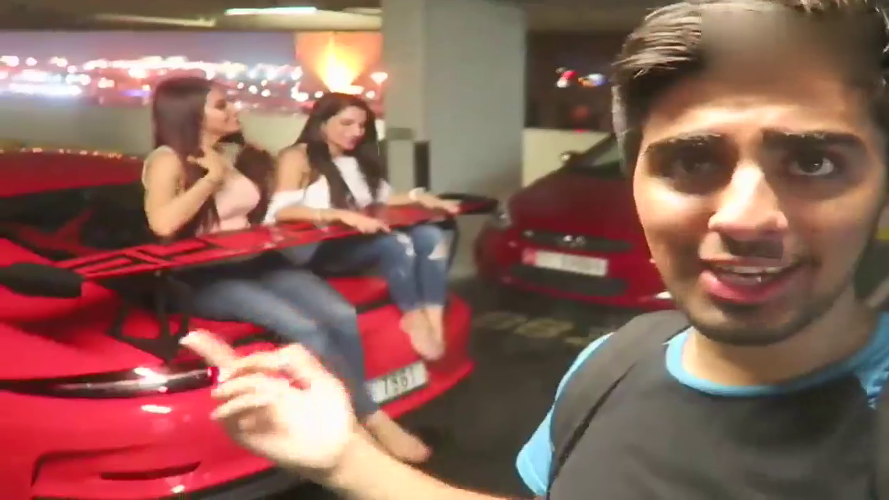 再也不担心跑车坐不下了，美女胆子真不小！