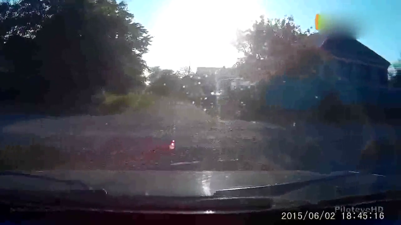 丰田高速逆行，发现大卡车迎面而来，结局难料