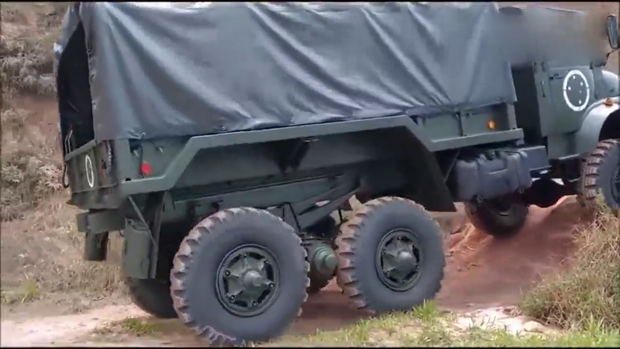 倒车的那一刻，才知道奔驰军用卡车有多么强悍