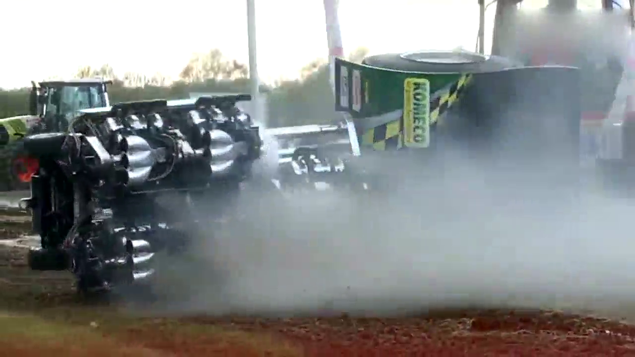 装了5个跑车发动机的拖拉机，在赛道上比赛，结果车头都冒火了