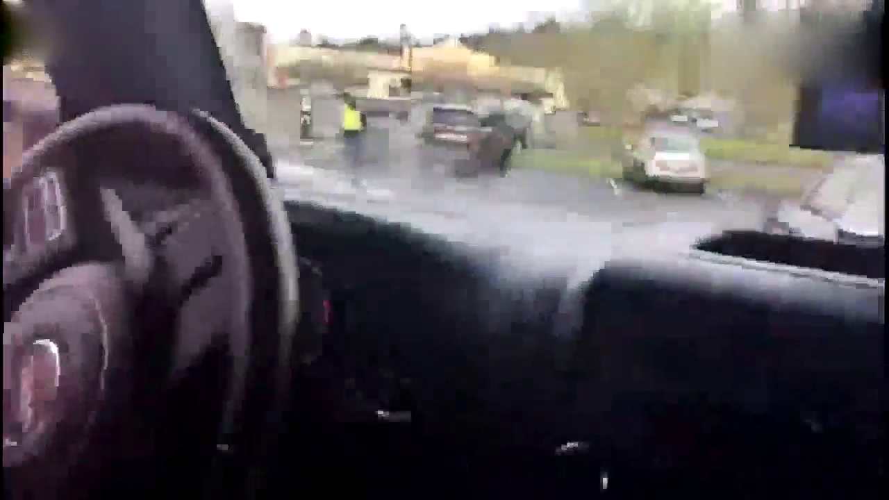 跑车占了吉普车的车位，接下来的一幕很快跑车车主就后悔了