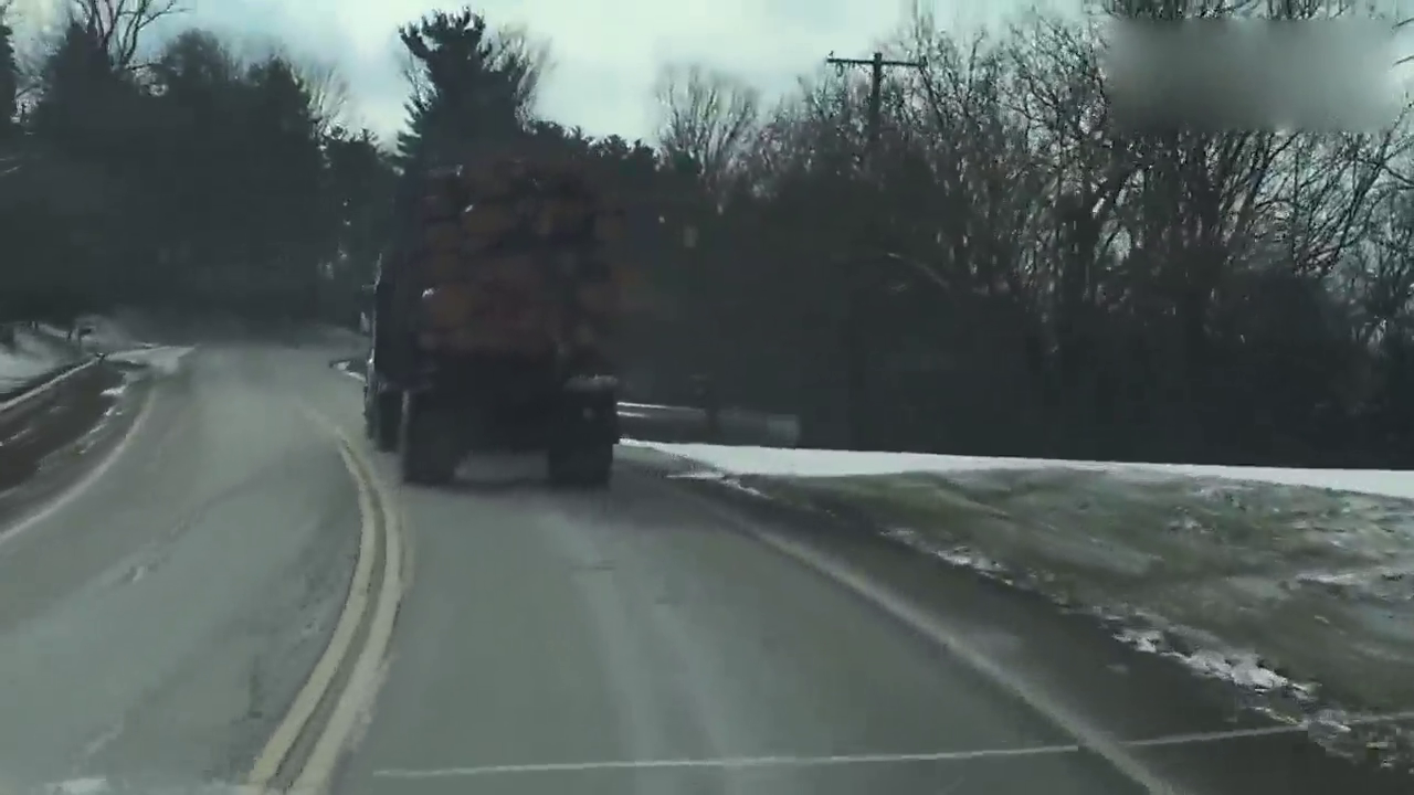 太吓人了！载满木头卡车拐弯不留神就翻车了