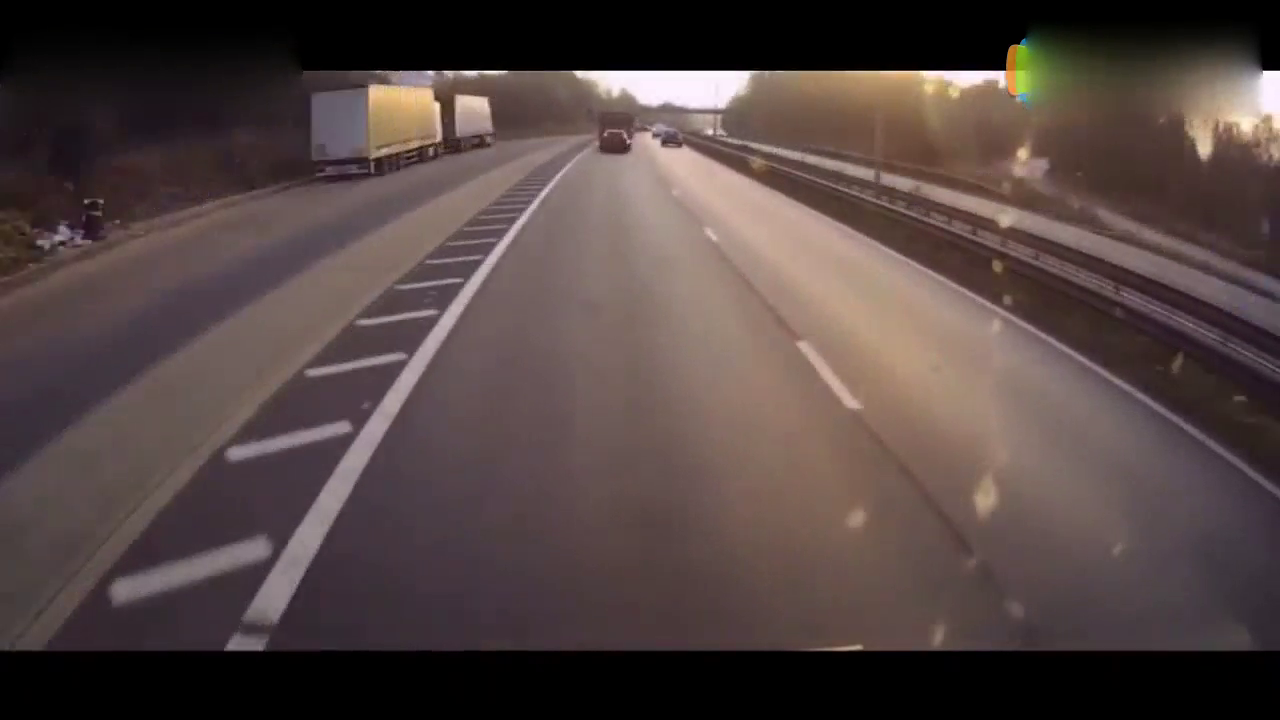 越野车被两卡车暴力夹击，结局太惨