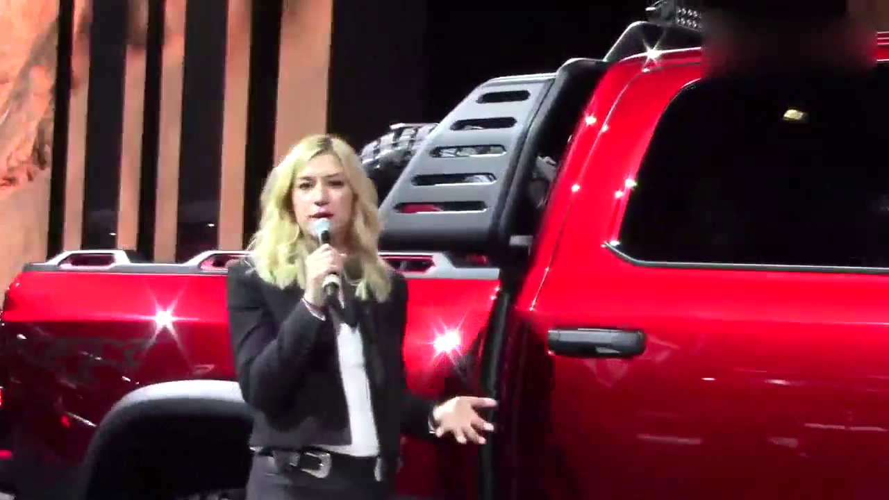 整个车展上我只被这辆改装过的道奇皮卡给吸引了！