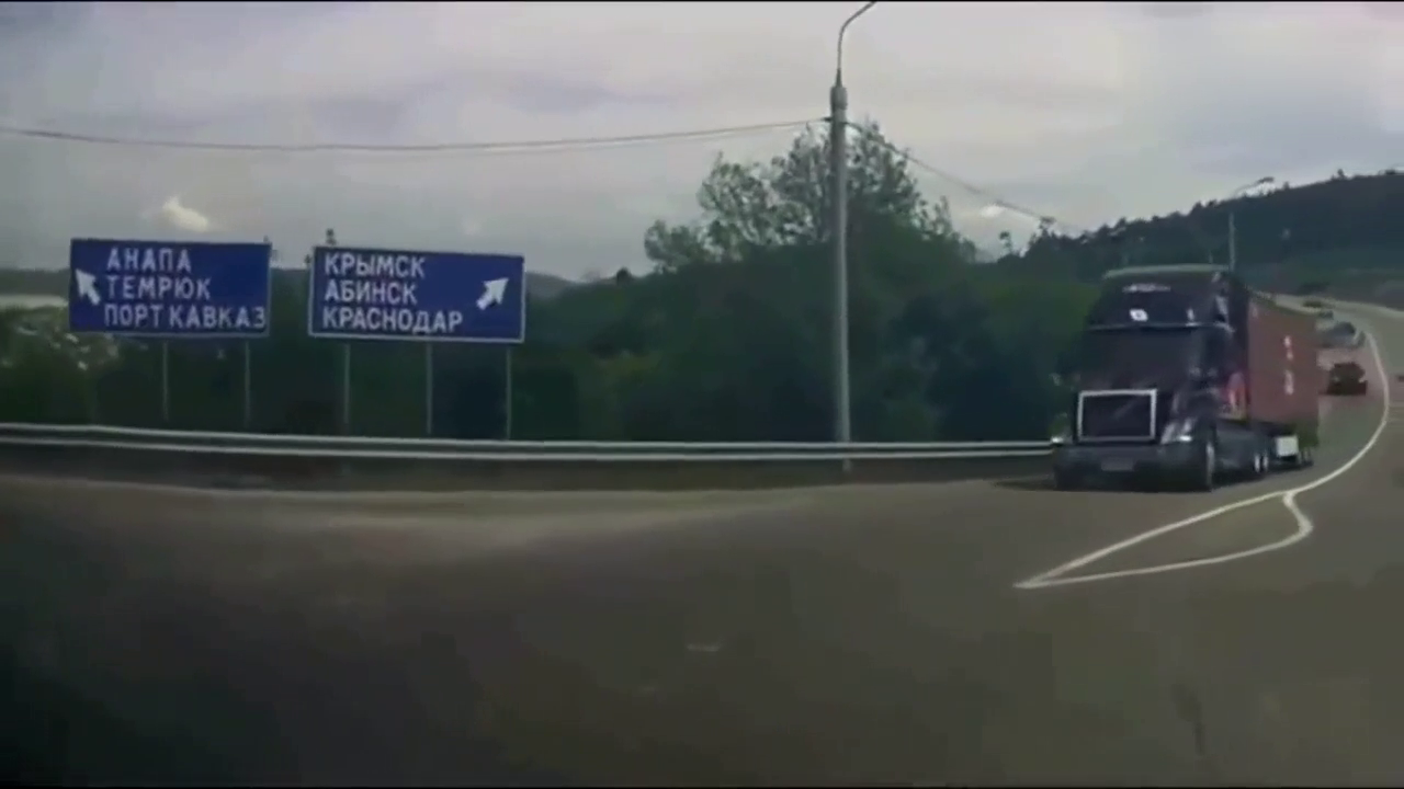 记录仪实拍：为救女司机一车人，沃尔沃大卡车瞬间刹停！