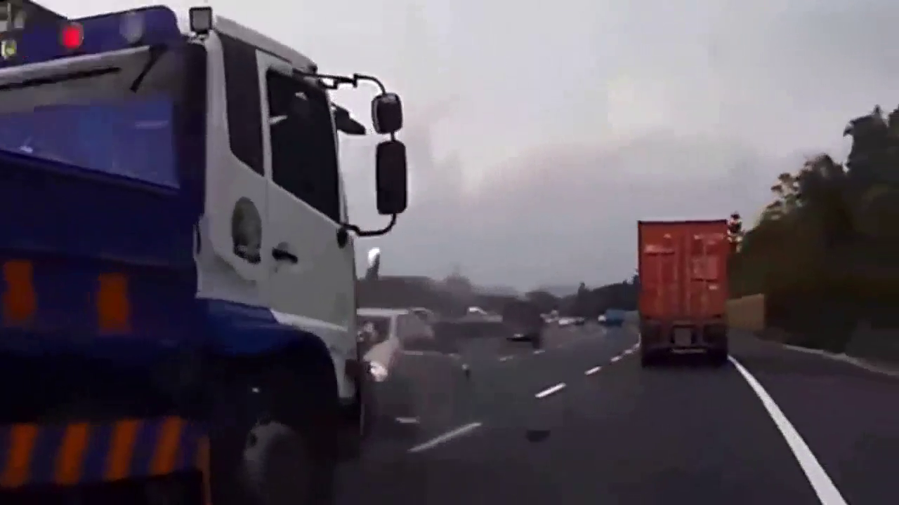 记录仪实拍：宝马在货车眼皮底下嚣张急停，被撞后又惨遭卡车补刀