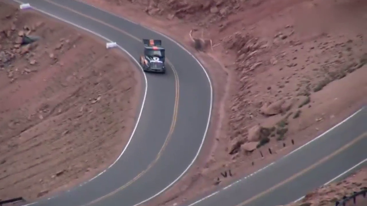 把尾翼安装在卡车上，下一秒，精彩刚刚开始