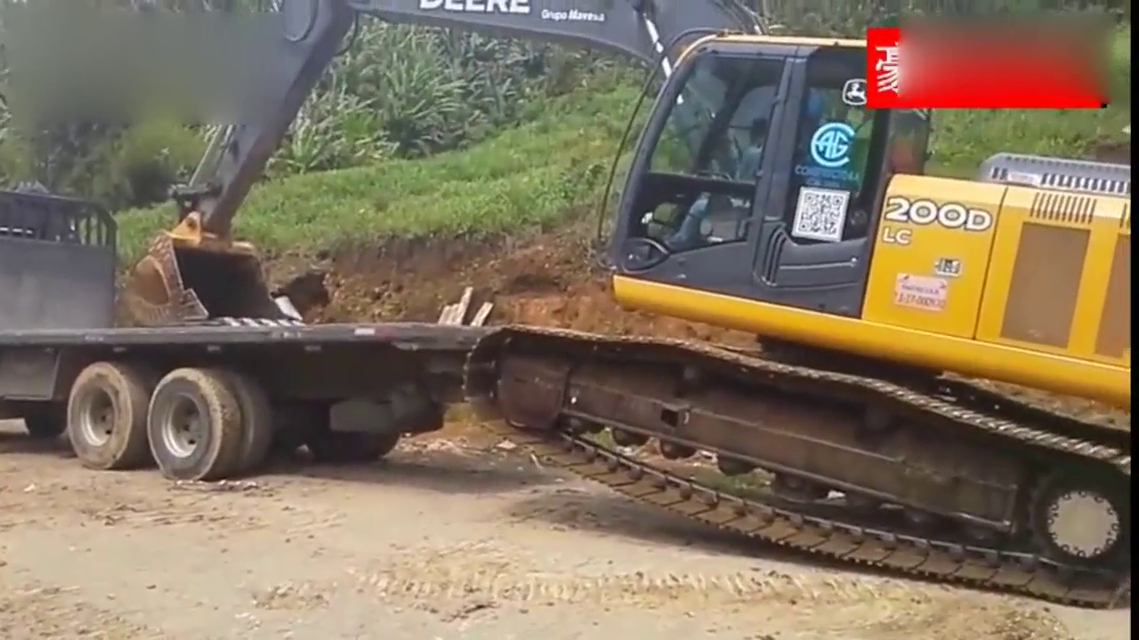 运载挖掘机，刚一上车，卡车前轮都翘起来了！