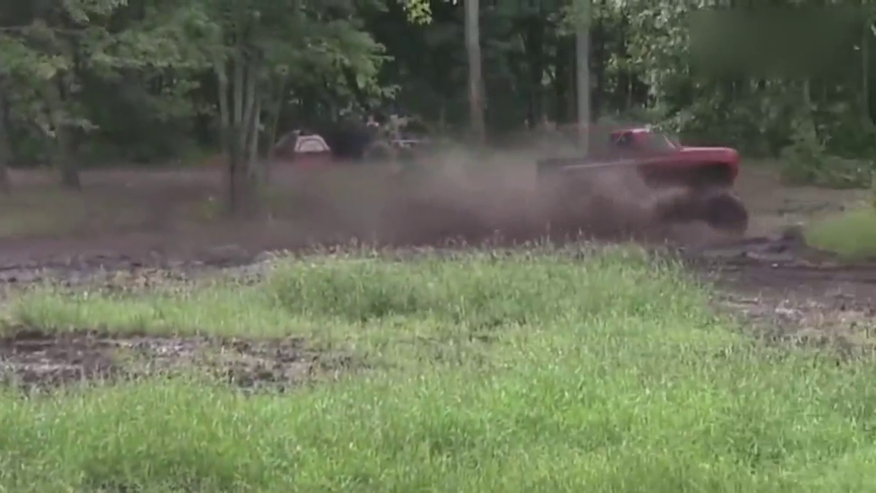 宾利湖路泥沼泽红色雪佛兰巨型卡车