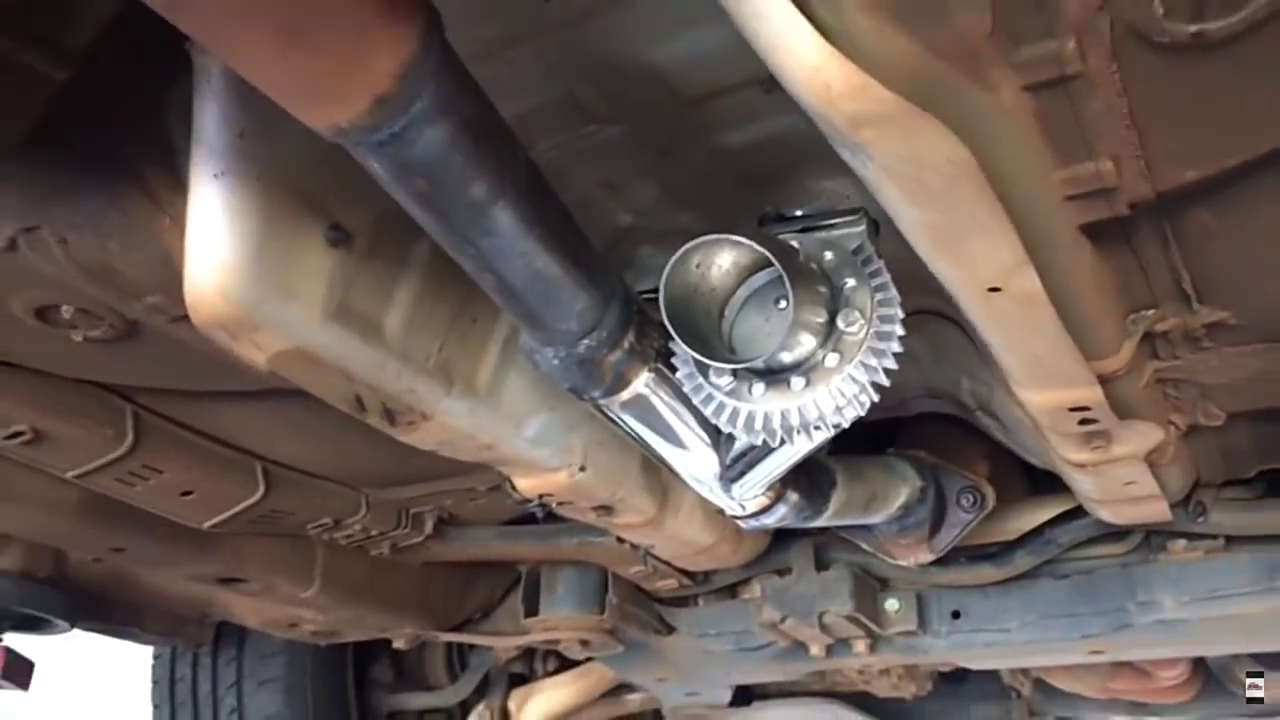 车主花大价钱改装排气管，按下按钮那一刻，声浪比跑车还牛！