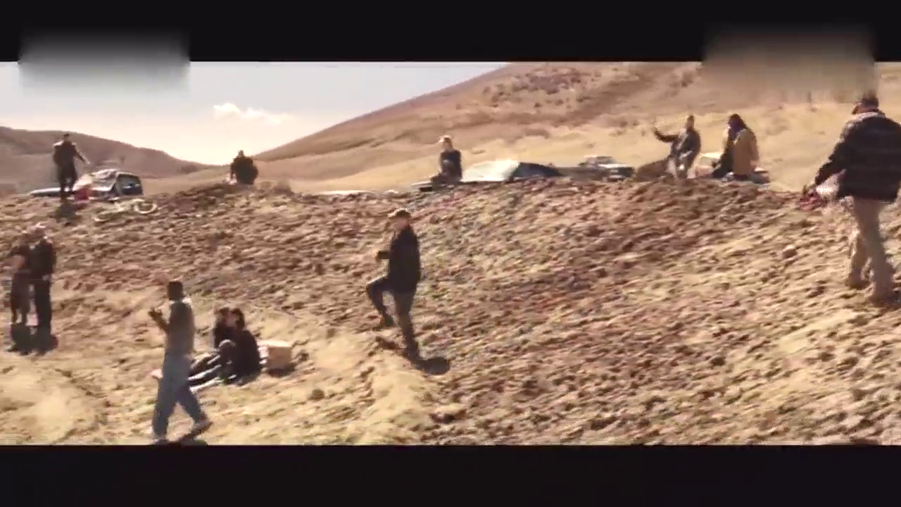 一群地球人试着拿起雷神之锤一动不动，直到有人开了卡车进来！