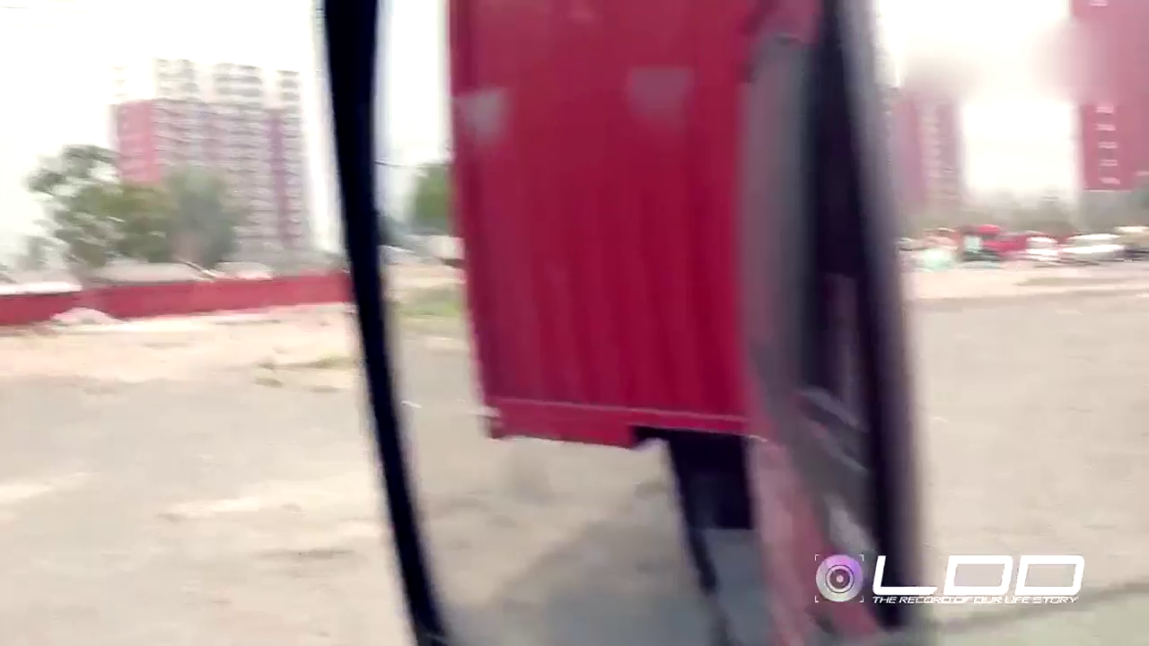 遇到卡车转弯时候，千万不要靠近，否则怎么死的都不知道