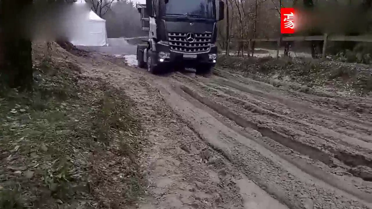 遇到一段泥泞路面，才知道价值80万的奔驰卡车，动力有多强悍！