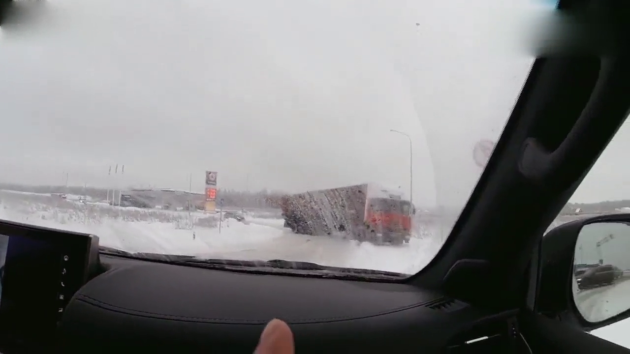 雷克萨斯LX470的拖拽能力有多强悍，救援一台大卡车就知道了