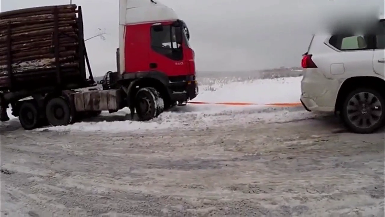 雷克萨斯LX570雪地救援满载卡车，几次努力成功，感觉买它值了