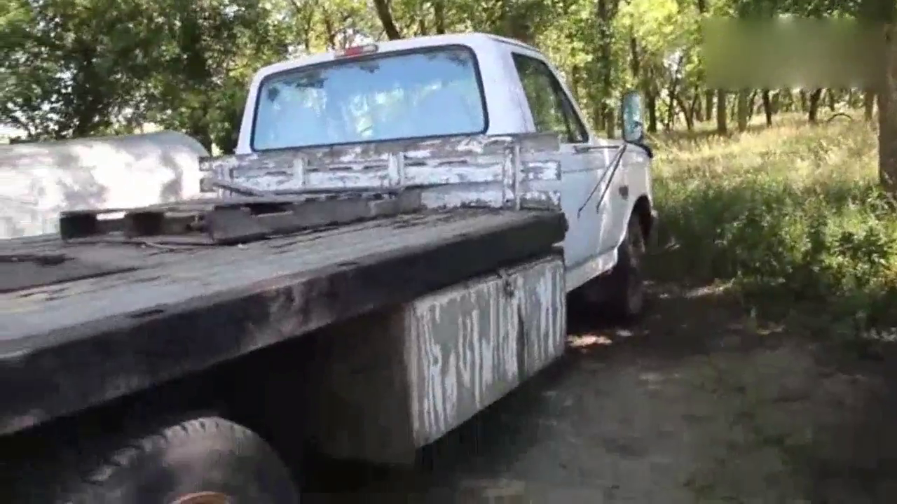 野外捡到一辆破卡车，发动机竟然还能启动，厉害了