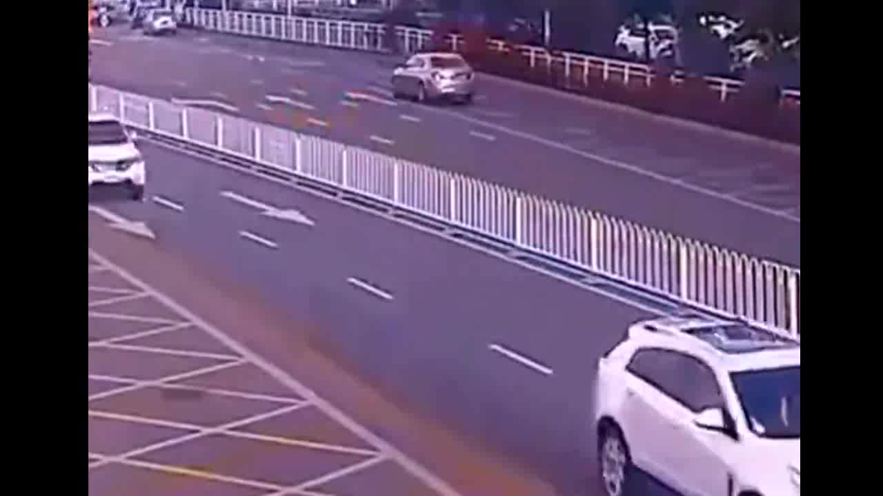 电动车马路中央肆无忌惮逆行小车司机没惯着他