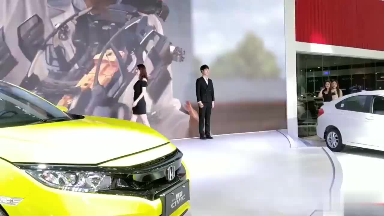 思域车展模特就是大气