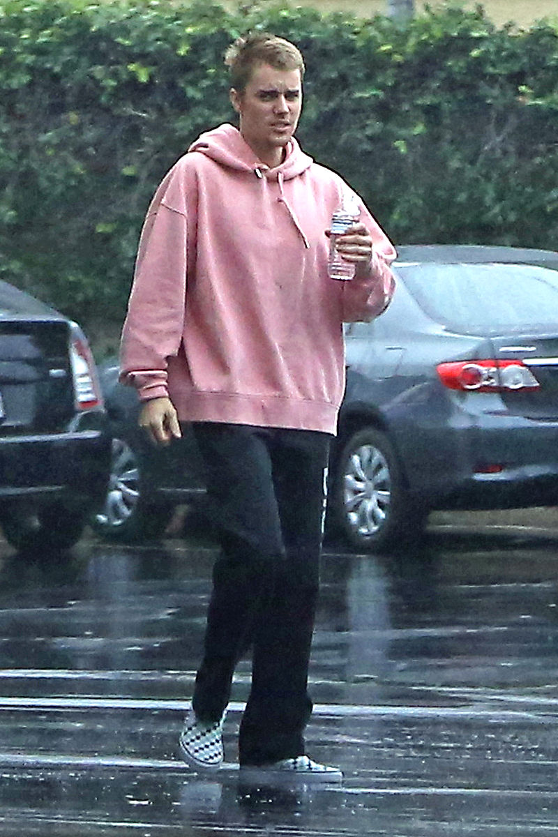 甜腻!贾斯汀·比伯骑小单车载妻子上街,海莉全程害羞躲丈夫身后图片