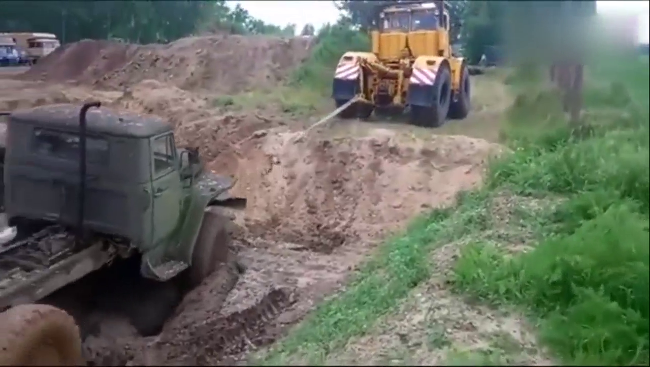 卡车被困在泥地里了，只好开它来救援了