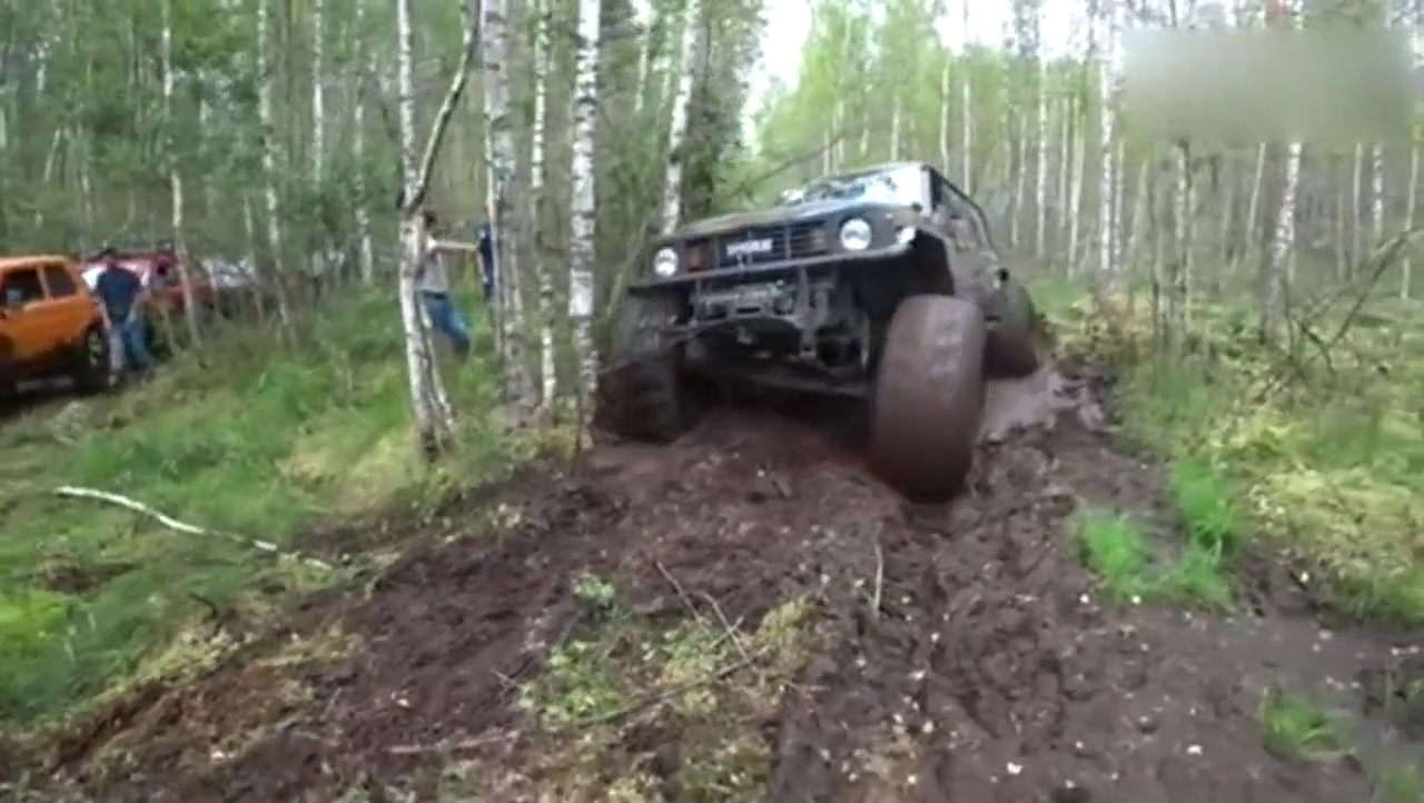 越野卡车同时陷入泥潭，没想到最后的王者是它！