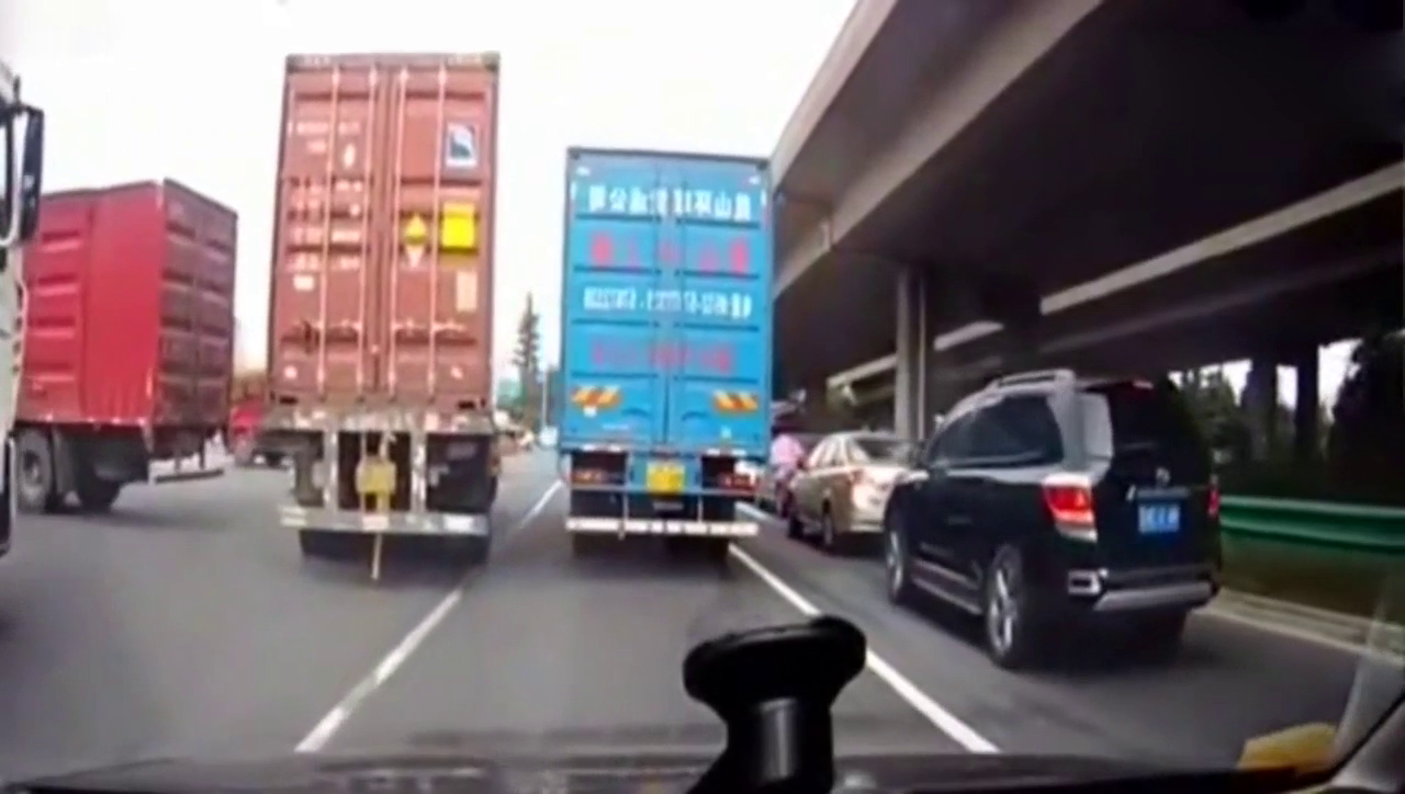 吃人的货车内轮，电动车男子做梦也想不到，大货车会突然左转