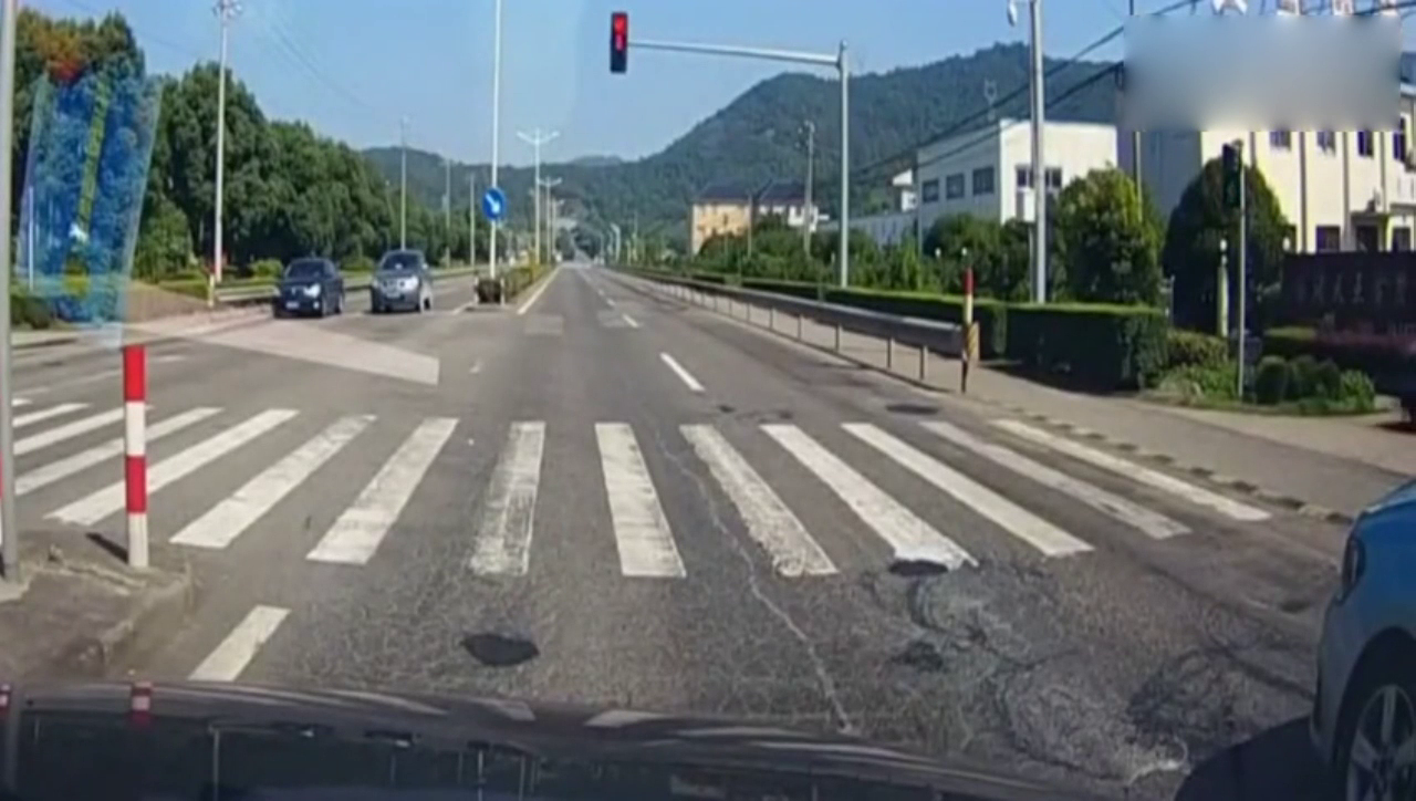 美女骑电动车比摩托车还疯狂，红灯根本刹不住，一头栽到了轿车上