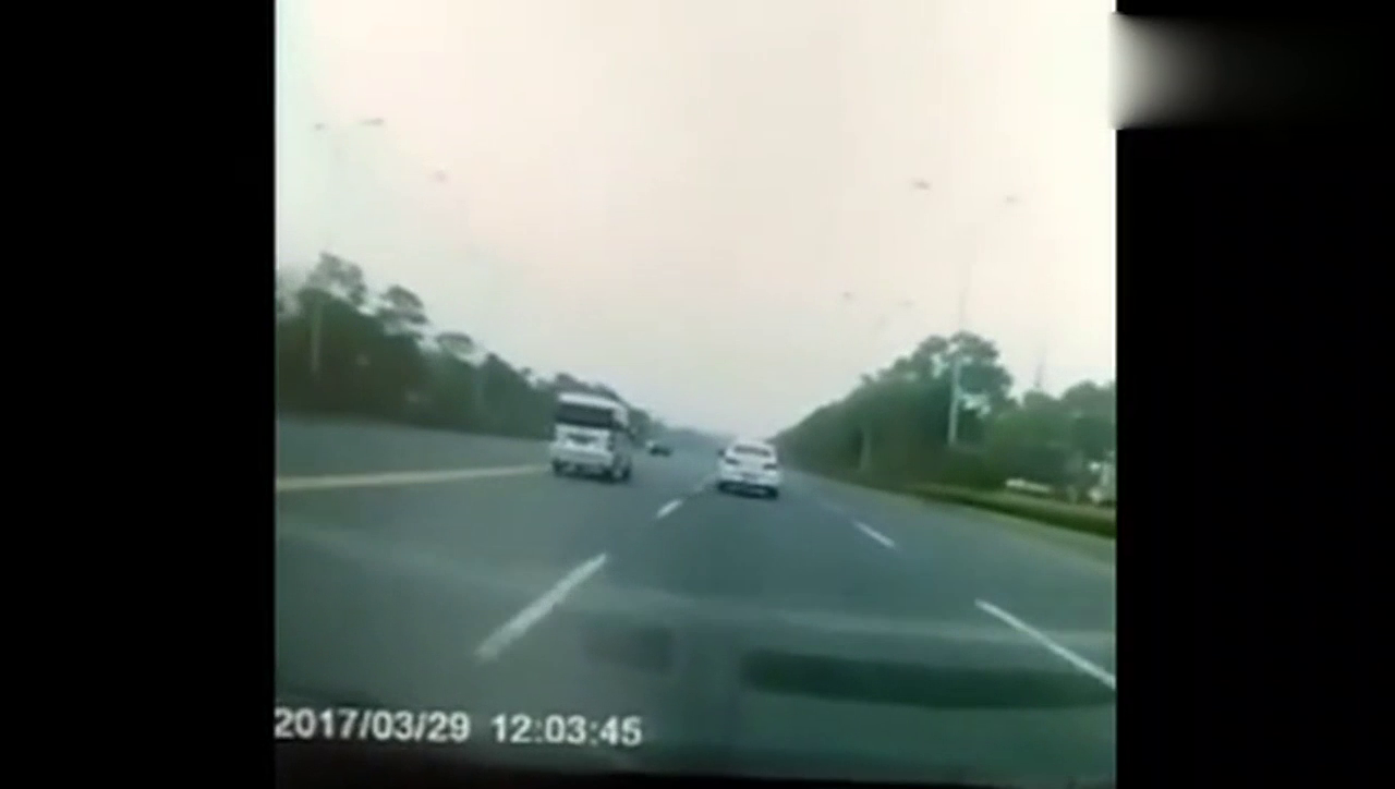 路霸电动车瞬间害死两车人，记录仪拍下让人咬牙切齿一幕！